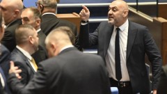 Обиди на "еничар" и блъскане между депутати: НС прие промените за продажбата на "Лукойл Нефтохим"
