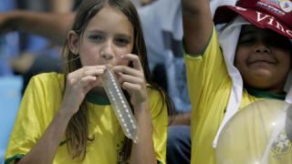 Фен остана без ръка на мач в Бразилия