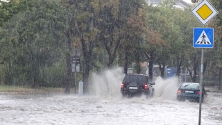 Проливен дъжд наводни мазета в Сливен