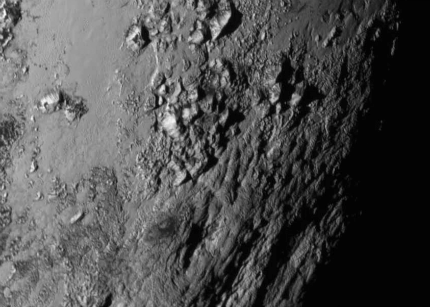 NASA получи изненадващи снимки на Плутон от сондата New Horizons