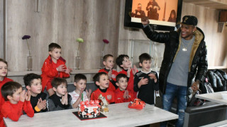 Бразилският нападател Фернандо Каранга отдели време и зарадва най малките играчи