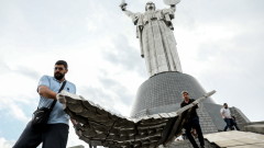 Свалят герба на  СССР от знаков за Киев паметник