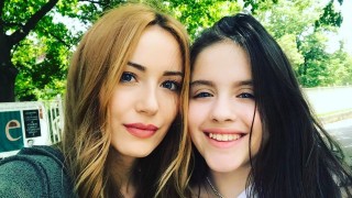 Марина Кискинова пее с малката Лидия Ганева