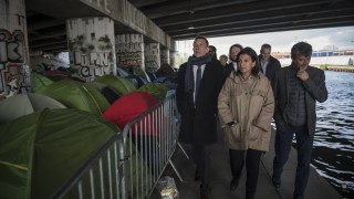 Вътрешният министър на Франция Жерар Коломб е разпоредил евакуацията на