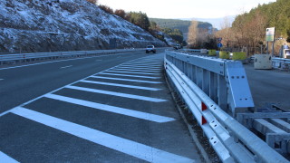 Камион превозващ скална маса се преобърна след сблъсък д лек