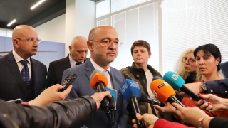 Меджидиев: Площадки за кацане на мед. хеликоптери ще има в почти всички болници