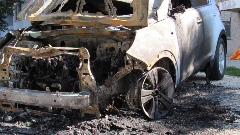 Запалиха колата на кандидат-кмет в село Ерден