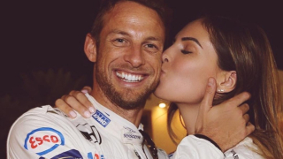 Гаджето на Дженсън Бътън има какво да покаже (СНИМКИ 18+)