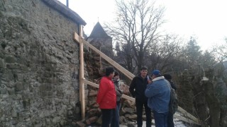 Една 4 6 метрова секция от стената на средновековната крепост на