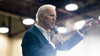 Бившият вицепрезидент на САЩ Джо Байдън докосва номинацията на Демократическата