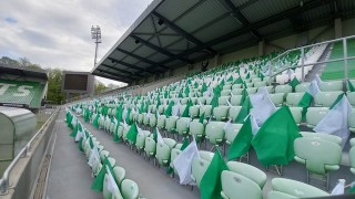 Феновете на Лудогорец които заемат местата си на Трибуна Моци са