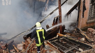 Изгоря покрив на двуетажна къща в центъра на село Драгичево