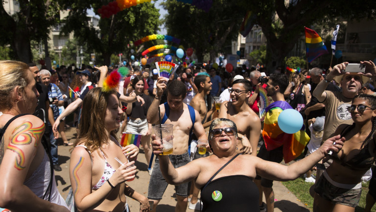 Стотици хиляди участват на ежегодния гей парад в Тел Авив,