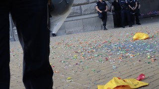 Бонбонки и семки полетяха към прозорците на МС - протест 15-и ден