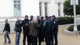 Арестуваха Босия, хвърлил домат по НС