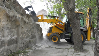 Глоба заплашва фирмата съборила стена на жилищна сграда в Бургас