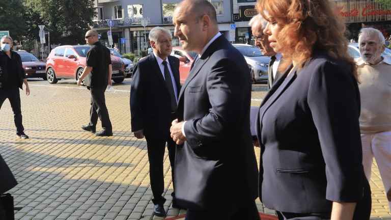 Румен Радев влезе в парламента с надеждата за редовно правителство