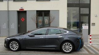 Само VW Golf изпреварва Tesla Model 3 по продажби в Европа
