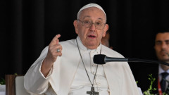 Папата уточнява: Църквата благославя, но не одобрява еднополовите двойки
