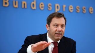 Германският министър на финансите Ларс Клингбайл обсъди свръхкапацитета в Китай