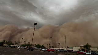 Масивна прашна буря последвана от проливни дъждове и силни ветрове