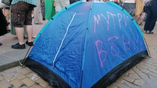 Ключови булеварди в София остават блокирани и тази сутрин след