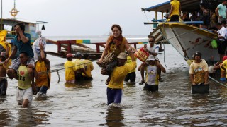 Ферибот с 251 души се преобърна край Филипините