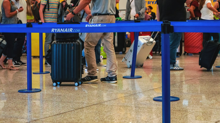 Служителите на Ryanair ще получават по-голям бонус, ако ви хванат с непозволено голям багаж
