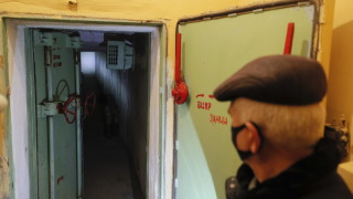 Евхен Херасимов отключва метална врата на сграда от съветската епоха