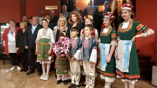 Илияна Йотова не дава да се посяга на българските читалища