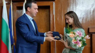 Стефани Кирякова с признание от родния Бургас след световната титла