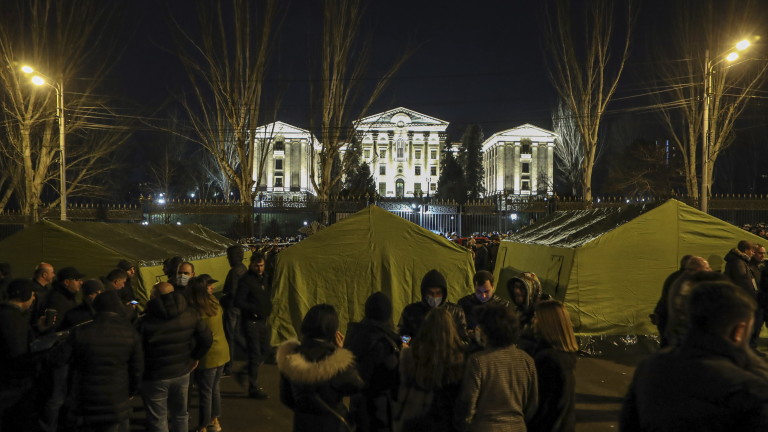 Няколкостотин поддръжници на опозицията разпънаха палатки и лагеруват пред парламента