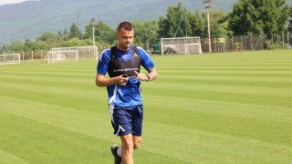 Нападателят на Левски Алекс Колев започна леки раздвижвания на оперирания