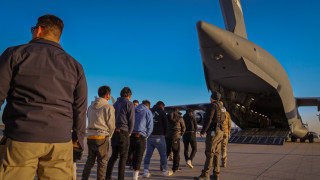 Американски военни самолети C 17 започнаха да извозват мигранти по заповед