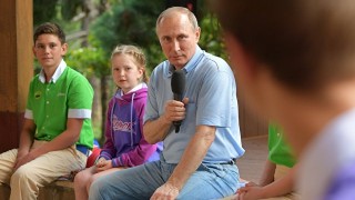 Путин пристигна в Крим, Украйна го определи като цинизъм