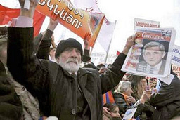 Опозицията в Армения плаши президента с Мубарак