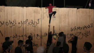 Служители на иракските сили за сигурност обявиха че трима протестиращи