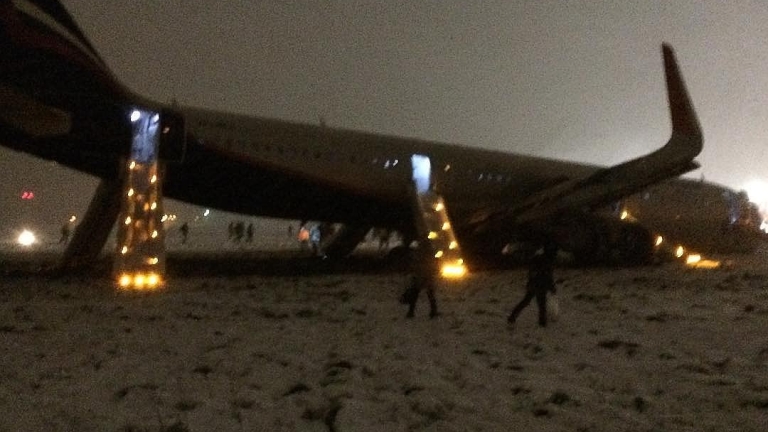 Самолет кацна аварийно в Калининград, трима са пострадалите