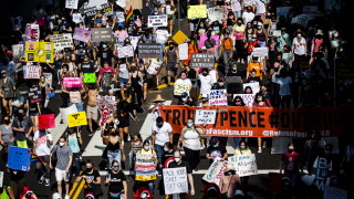 Хиляди излязоха по улиците в Съединените щати на женски шествия