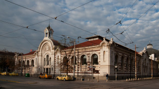 Пожар гори в Централните хали в София