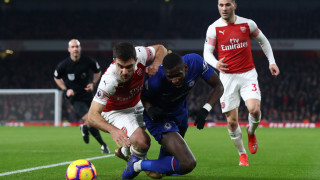 Защитникът на Арсенал Сократис Папастатопулос ще бъде извън терените около