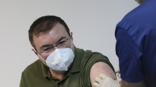 Министърът на здравеопазването проф Костадин Ангелов стана първият българин ваксиниран