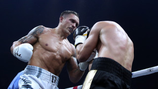 Срещата между шампиона във версии WBA WBO IBF IBO в сръхтежката категория на