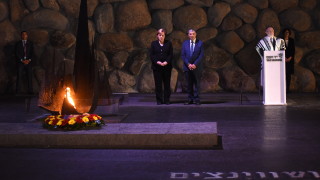 Германия носи "вечна отговорност" за Холокоста, обяви Меркел в Израел