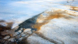 Скандално кърпене на дупки по пътищата при минусови температури