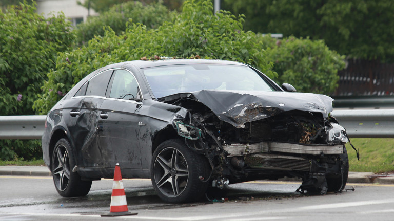 Шофьор се заби в спирка във Варна и рани трима