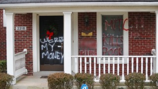 Вандали атакуваха домовете на Нанси Пелоси и Мич Макконъл