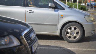 Собствениците на над 30 автомобила с нарязани гуми в столичния