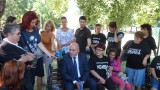  Майки на деца с увреждания стачкуват пред общината във Варна 