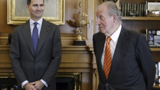 Испанският крал Хуан Карлос I абдикира